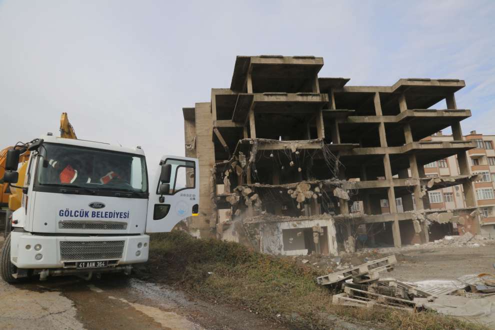 GÖLCÜK BELEDİYESİ, DEĞİRMENDERE’DE ORTA HASARLI 6 KATLI BİNADA YIKIMINI GERÇEKLEŞTİRİYOR