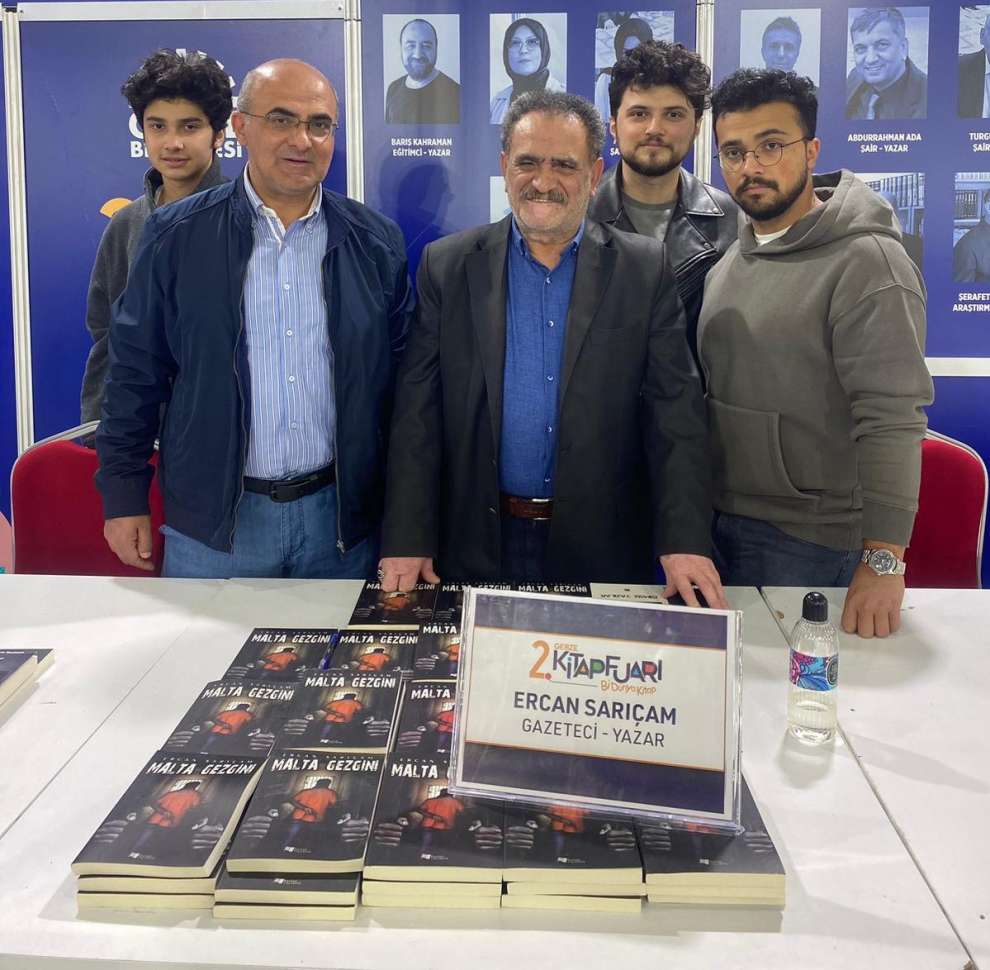 Gazeteci-Yazar Ercan Sarıçam, Gebze 2. Kitap Fuarı'nda kitap sevelerle buluştu.