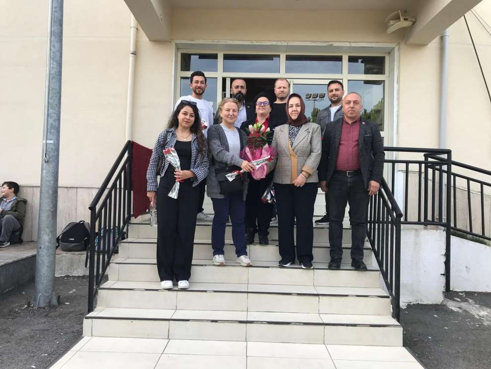 Gebze'de MHP köydeki öğretmenleri yalnız bırakmadı