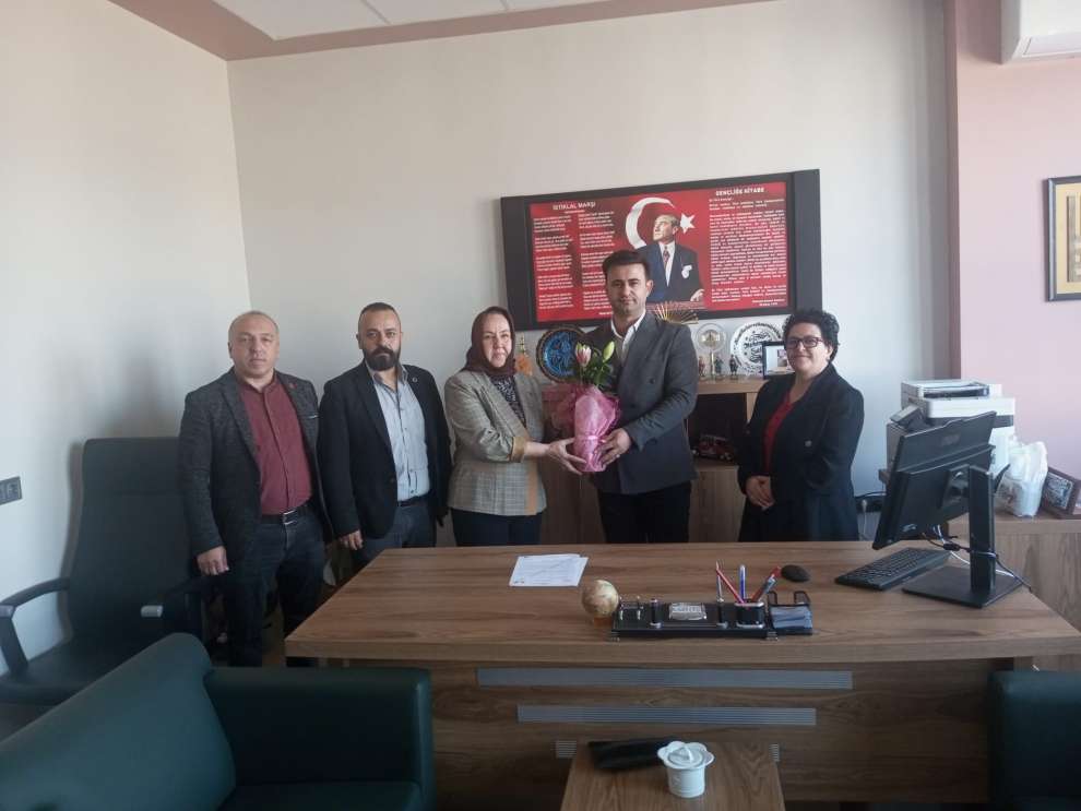 Gebze'de MHP köydeki öğretmenleri yalnız bırakmadı