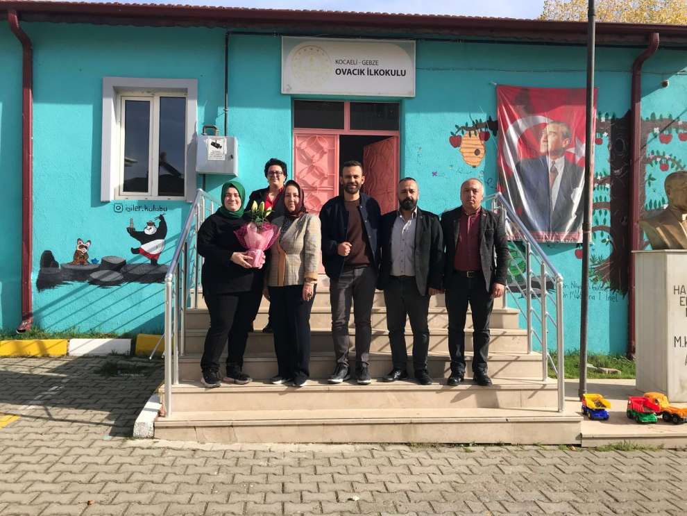 Gebze'de MHP köydeki öğretmenleri yalnız bırakmadı