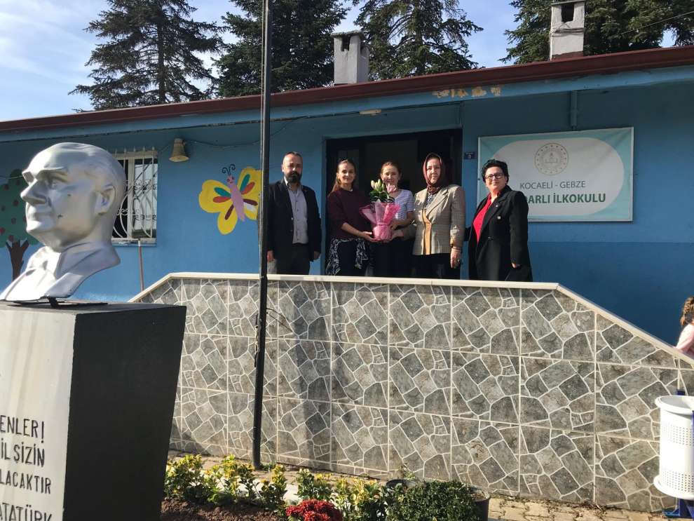 Gebzede MHP köydeki öğretmenleri yalnız bırakmadı