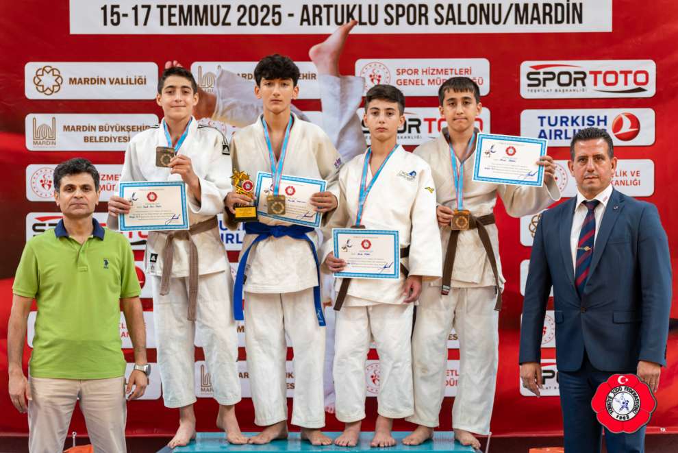 Gebzede geniş bir kesim tarafından tanınan Sarıçam Ailesinin spordaki temsilcisi Ahmet Mustafa Sarıçam, erkekler 50 kiloda Türkiye birincisi kürsüsüne çıktı.
