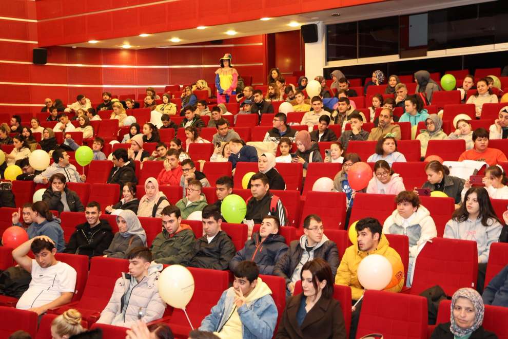 Gebze'de özel çocuklar için sinema etkinliği