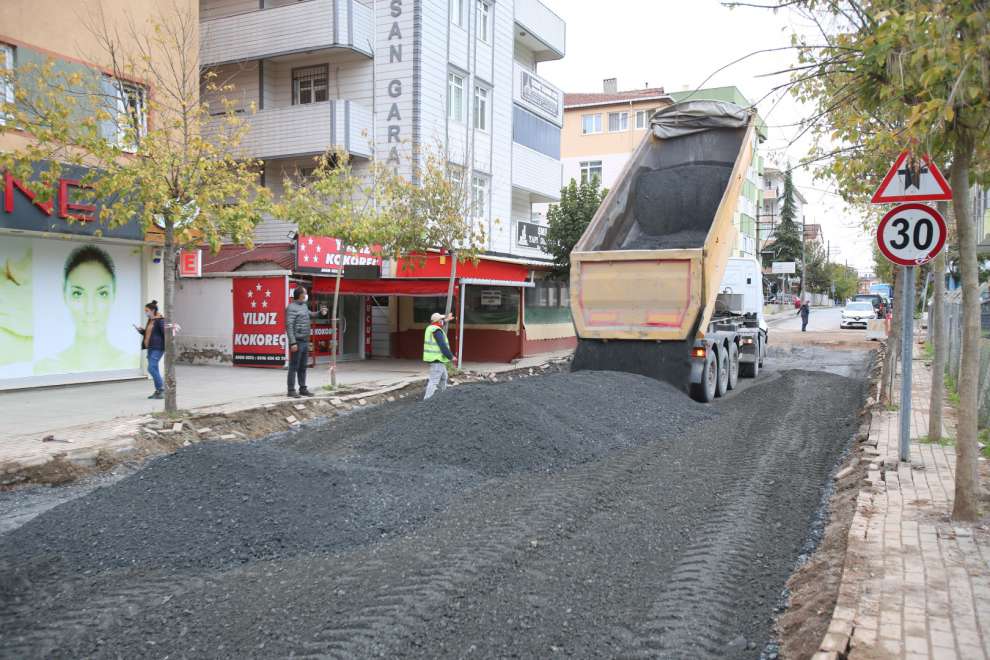 Gebze’de altyapı sonrası asfalt seriliyor