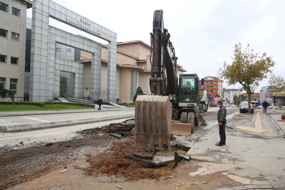 Gebze’de altyapı sonrası asfalt seriliyor