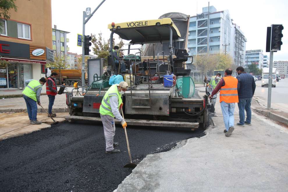 Gebze’de altyapı sonrası asfalt seriliyor