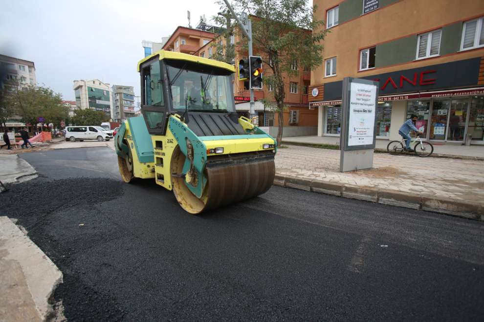 Gebze’de altyapı sonrası asfalt seriliyor