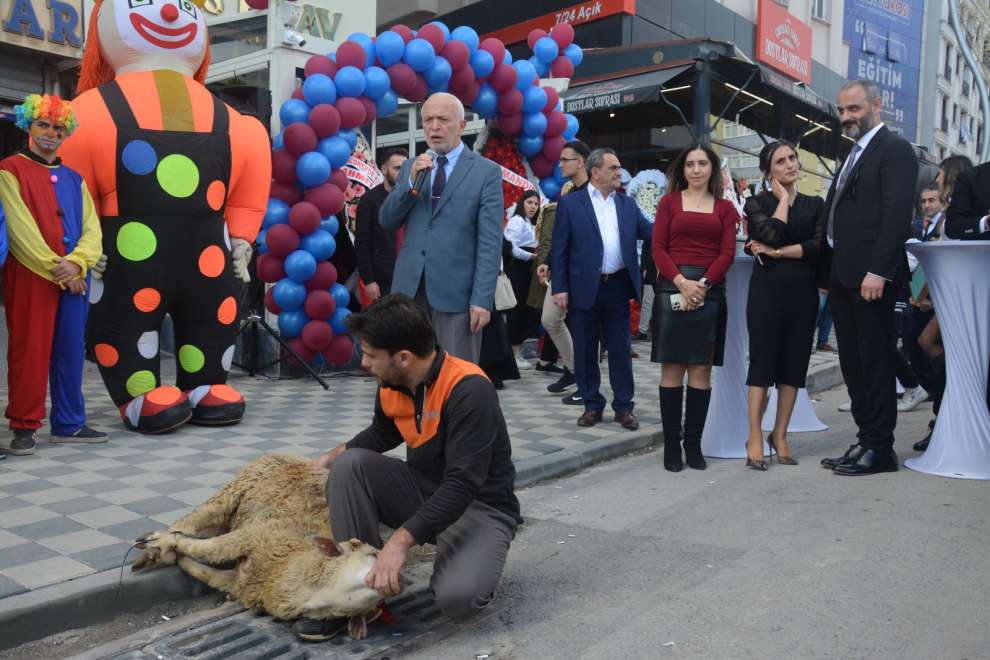 Gebzeli iş insanı Şener Yılmaz ve eşi Oya Yılmazın gıda sektörüne iddialı giriş yaptıkları Mis Pilav , kurban kesilerek dualar eşliğinde açıldı.