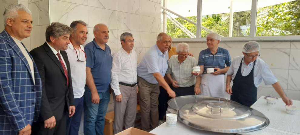Gebzeliler Derneği bin kişiye aşure ikram etti