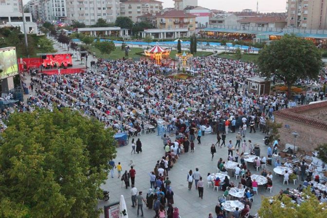 Gebzeliler büyük iftarda meydanda buluştu