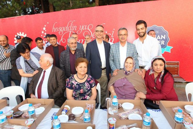 Gebzeliler büyük iftarda meydanda buluştu