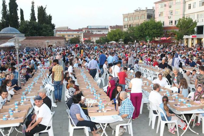 Gebzeliler büyük iftarda meydanda buluştu