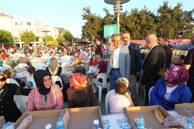 Gebzeliler büyük iftarda meydanda buluştu