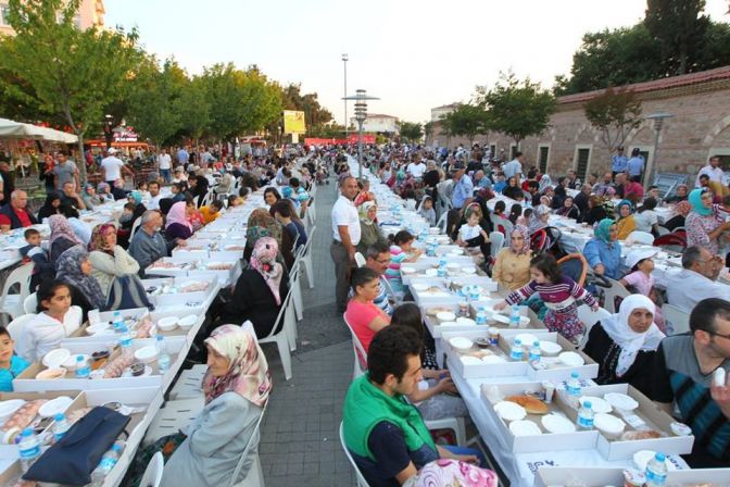 Gebzeliler büyük iftarda meydanda buluştu