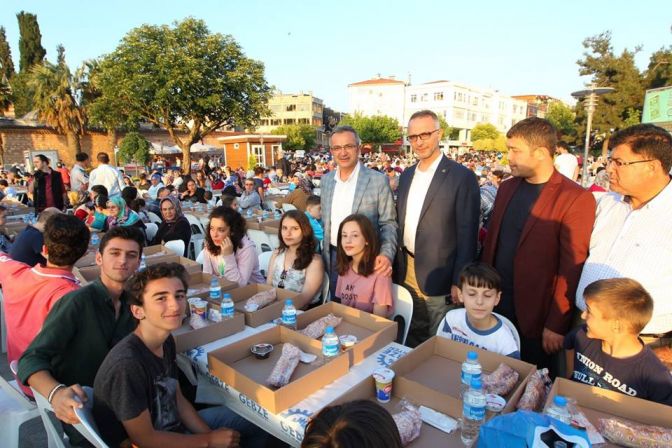 Gebzeliler büyük iftarda meydanda buluştu