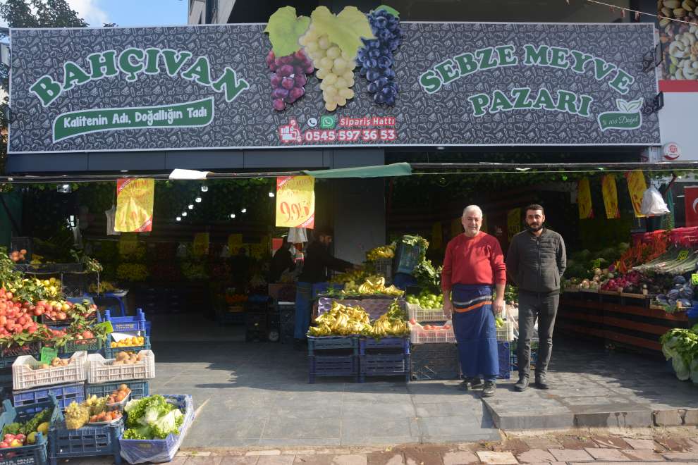 Genç girişimci Ümit Gökçe, kendi manavını açtı.