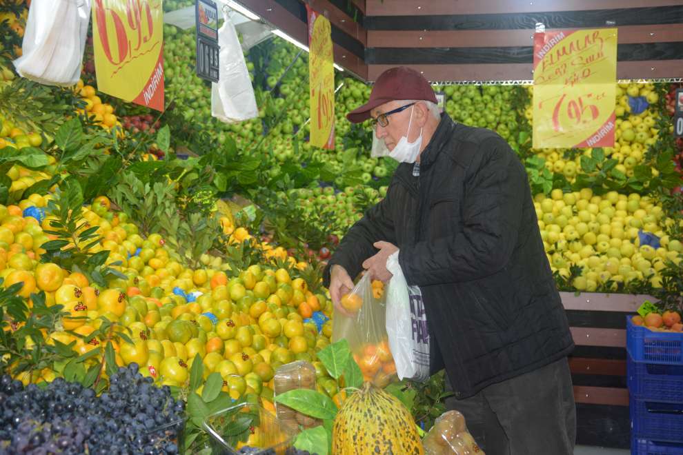 Genç girişimci Ümit Gökçe, kendi manavını açtı.