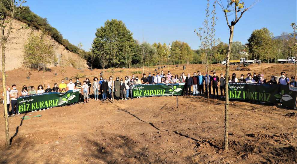 Gençler Hataydaki orman yangını için fidan dikti