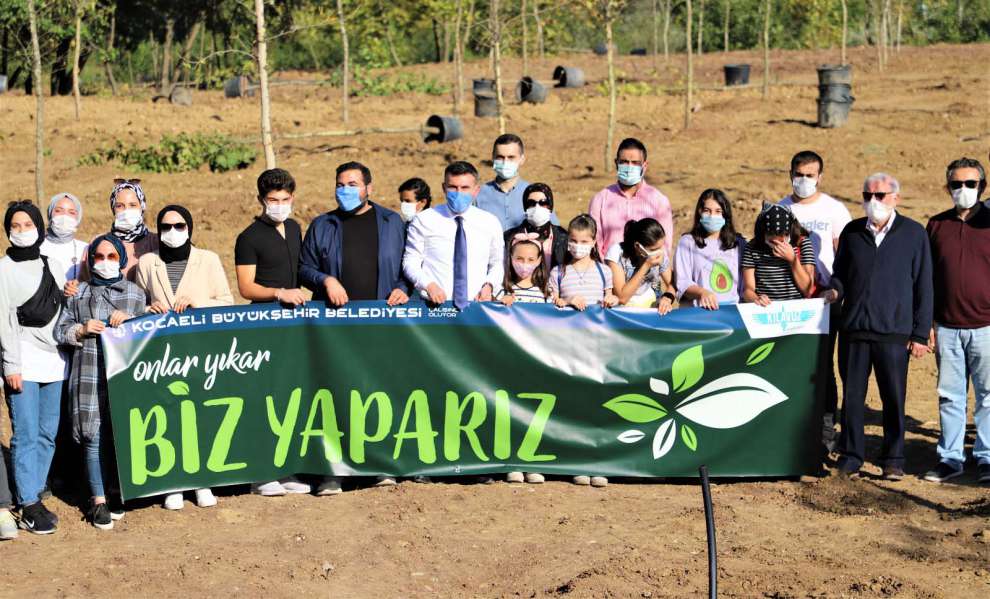 Gençler Hatay'daki orman yangını için fidan dikti