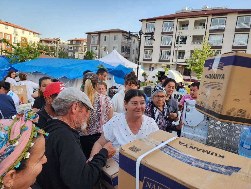 Gölcük Belediyesinden Hatayda Depremzedelere Yardımı Sürdürüyor