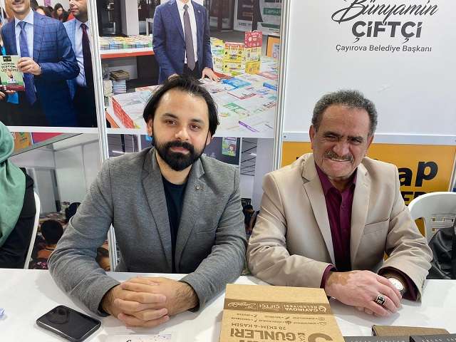 Gölge Medya kurucusu , gazeteci- yazar Ercan Sarıçam, Çayırova Kitap Fuarı'nda okurlarıyla bir araya geldi.