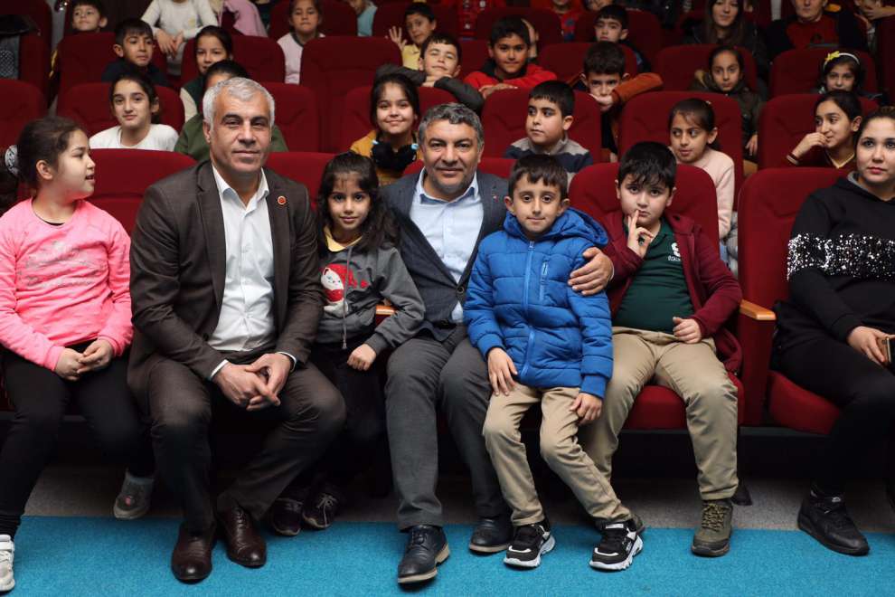 Hamza Şayir, Dilovası Kültür Merkezi’nde düzenlenen “Korkak Fare” tiyatro gösterisini çocuklarla birlikte izledi.