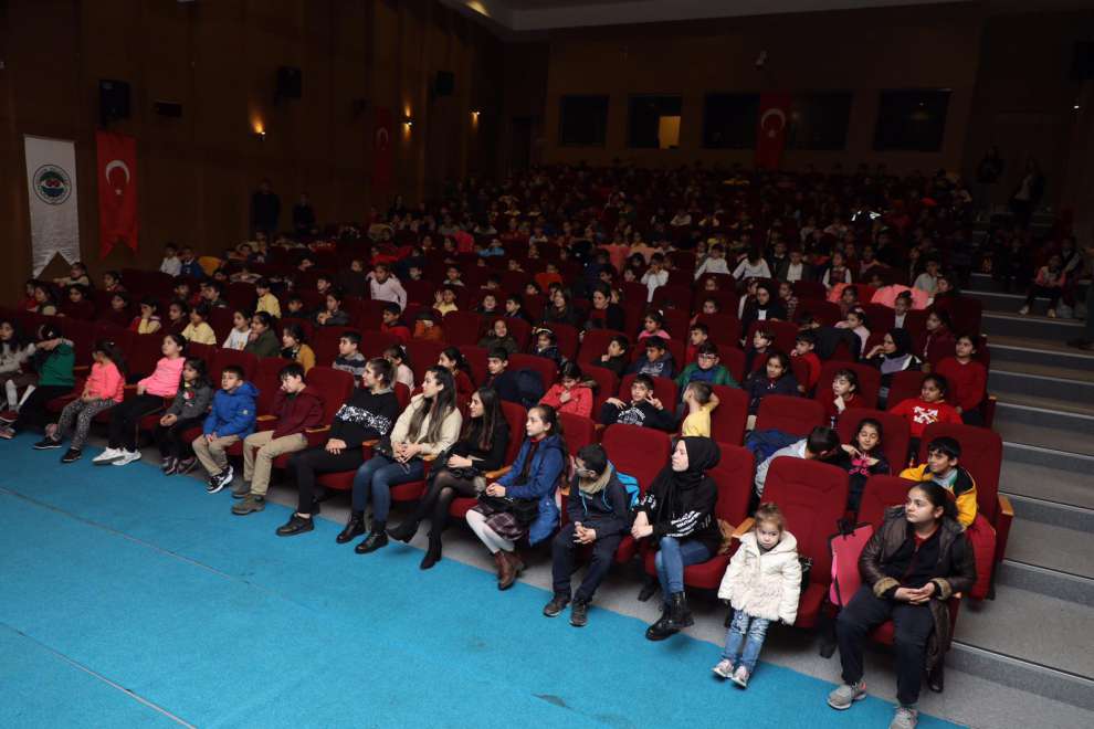 Hamza Şayir, Dilovası Kültür Merkezi’nde düzenlenen “Korkak Fare” tiyatro gösterisini çocuklarla birlikte izledi.