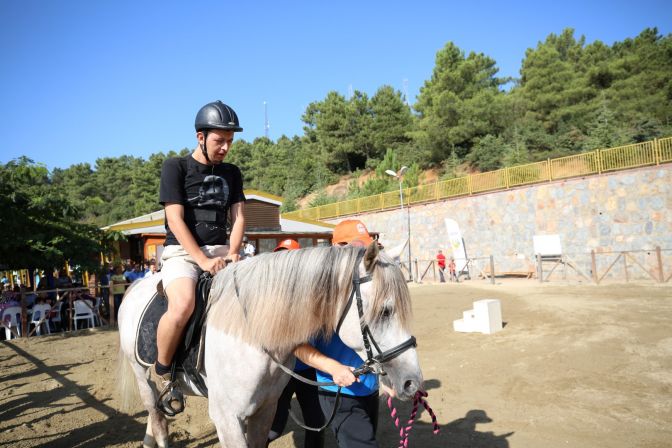 Heyecanlarına ortak oldu, Ata binmelerine eşlik etti