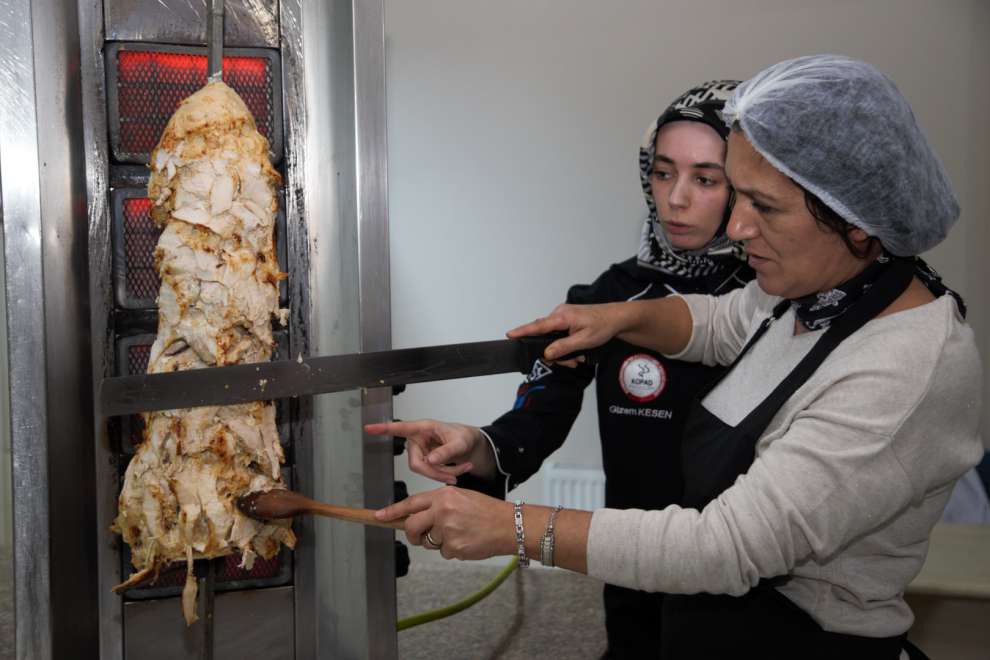 KO-MEK Türk Mutfağı’nda döner yapmayı öğreniyorlar