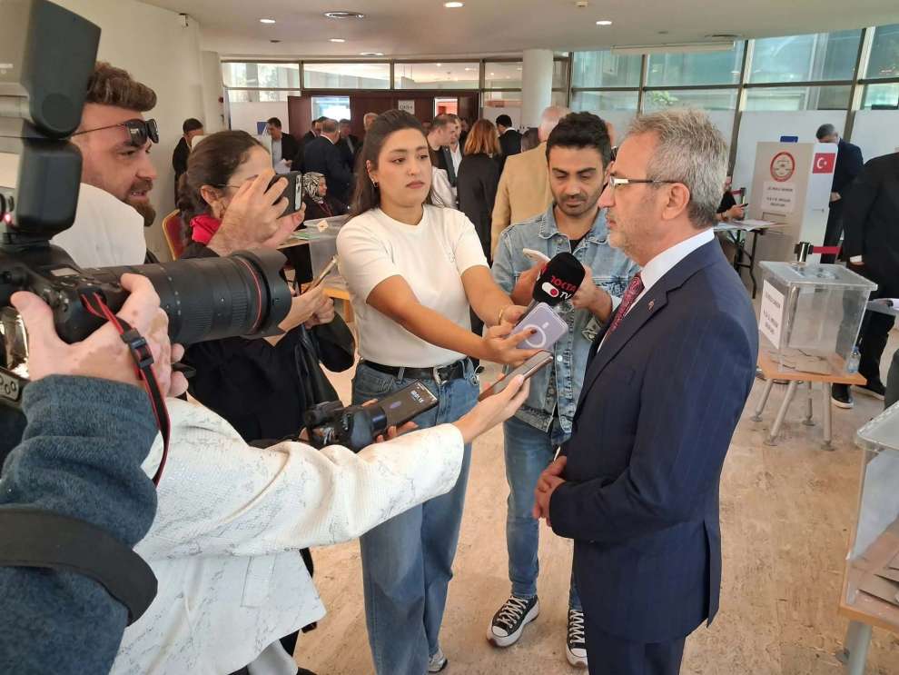 KSO seçimlerinde mavi listeyle yarışan Adnan Köşker, 16 No’lu sandıkta oyunu kullandı.