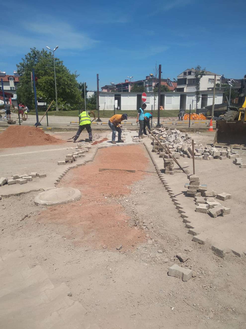 Kandıra ilçesi Kumcağız, Kovanağzı, Cebeci ve Kerpe gibi tatil beldelerindeki plajlara giden yollarda yol onarımı gerçekleştirdi.