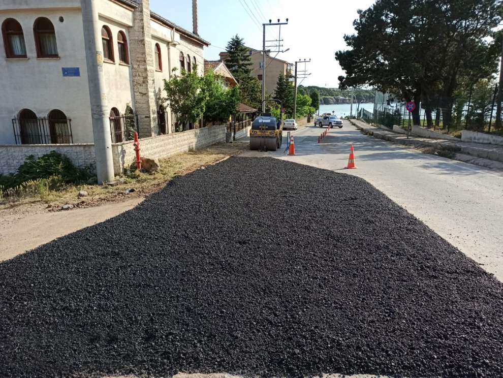 Kandıra ilçesi Kumcağız, Kovanağzı, Cebeci ve Kerpe gibi tatil beldelerindeki plajlara giden yollarda yol onarımı gerçekleştirdi.