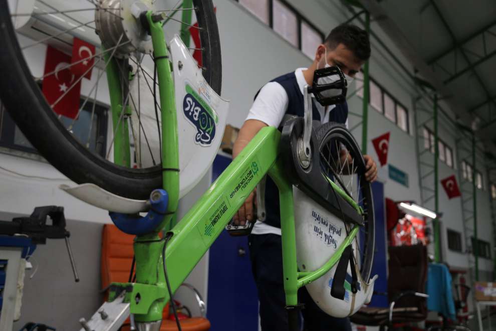 Kocaeli Akıllı Bisiklet Sistemi KOBİS’in tamirat işleri Kocaeli Büyükşehir Belediyesi’nin bünyesinde yapılıyor.