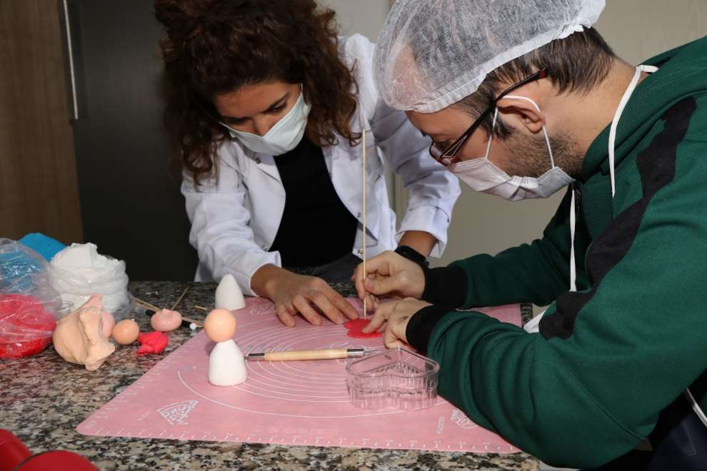 Kocaeli Büyükşehir Belediyesi Cemil Meriç Engelsiz Yaşam Merkezi, koronavirüs tedbirleri alarak yüz yüze bireysel eğitime devam ediyor.