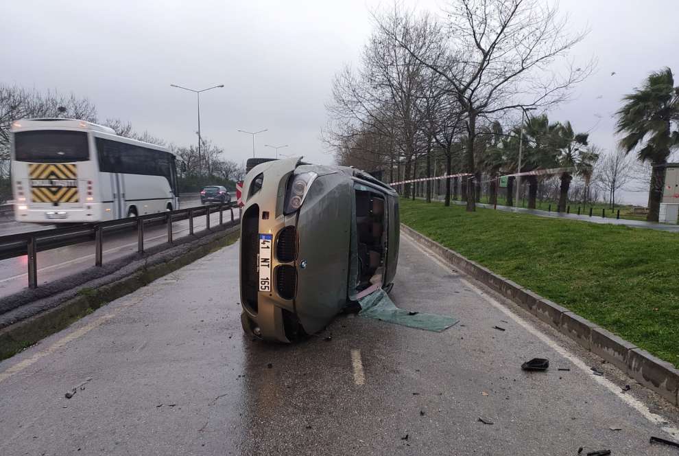 Kocaeli Büyükşehir Belediyesi itfaiye ekipleri sıkışan sürücüyü kurtardı.