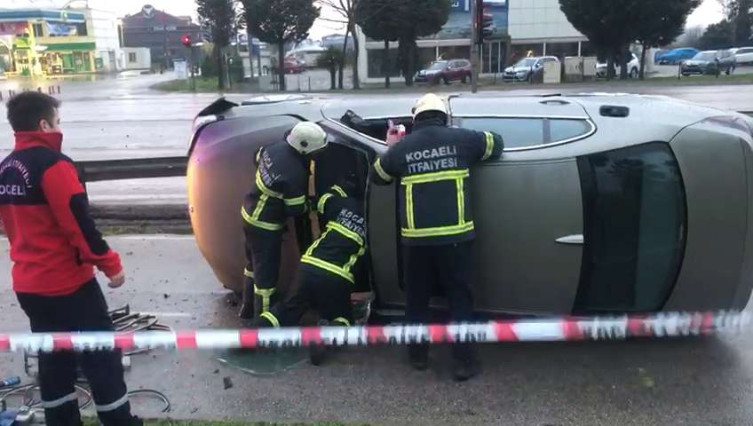 Kocaeli Büyükşehir Belediyesi itfaiye ekipleri sıkışan sürücüyü kurtardı.