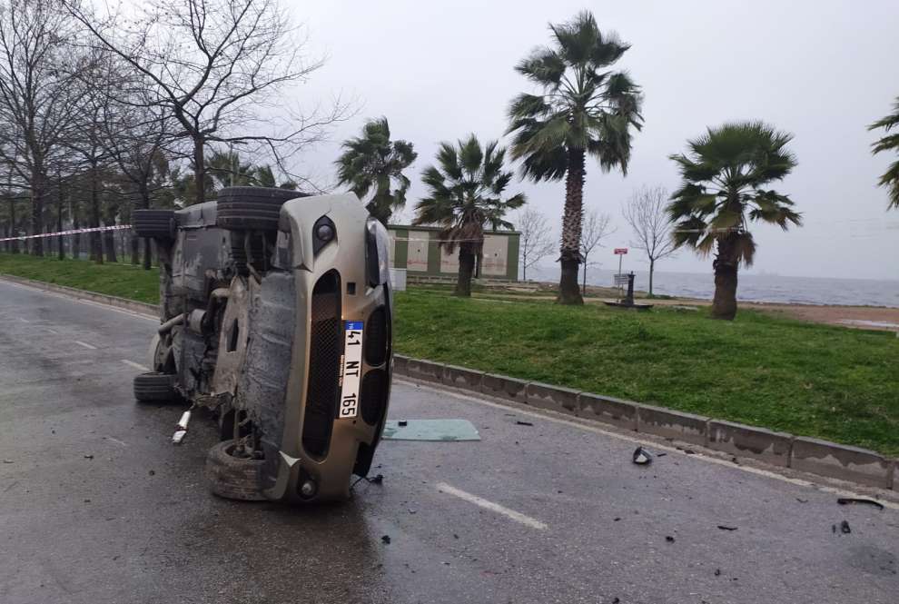 Kocaeli Büyükşehir Belediyesi itfaiye ekipleri sıkışan sürücüyü kurtardı.