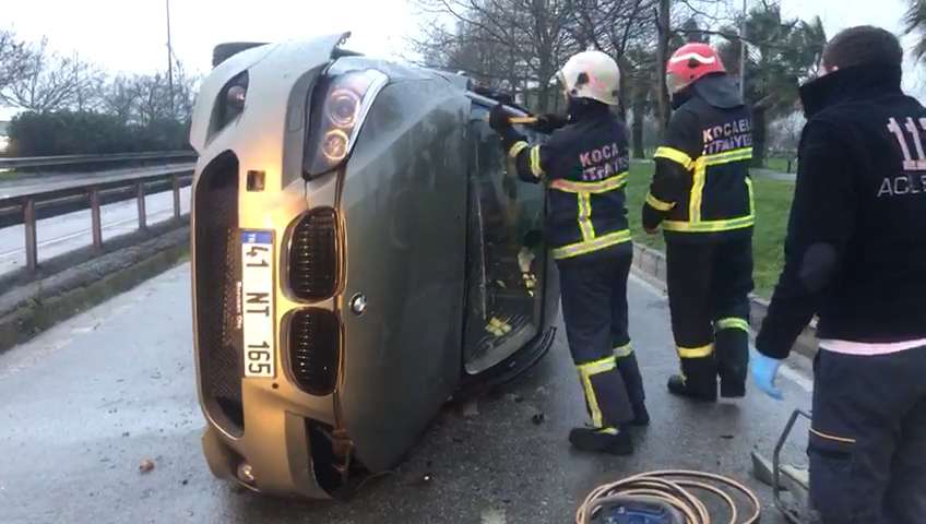Kocaeli Büyükşehir Belediyesi itfaiye ekipleri sıkışan sürücüyü kurtardı.