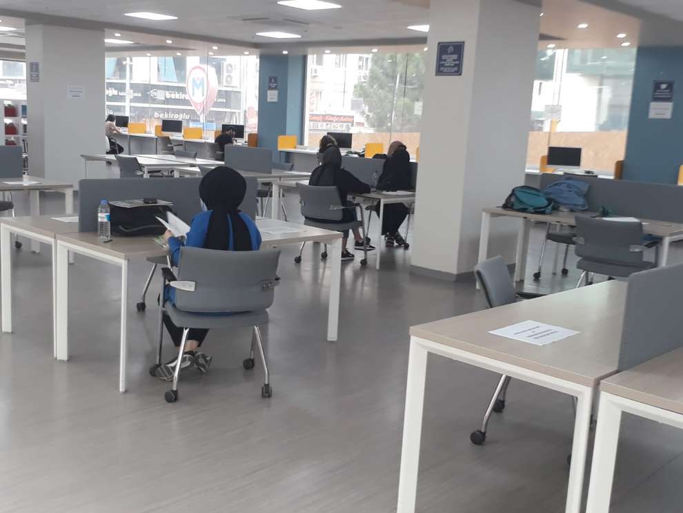 Kocaeli Büyükşehir Belediyesi kütüphaneleri koronavirüs önlemeleri uygulanarak hizmet vermeye başladı.