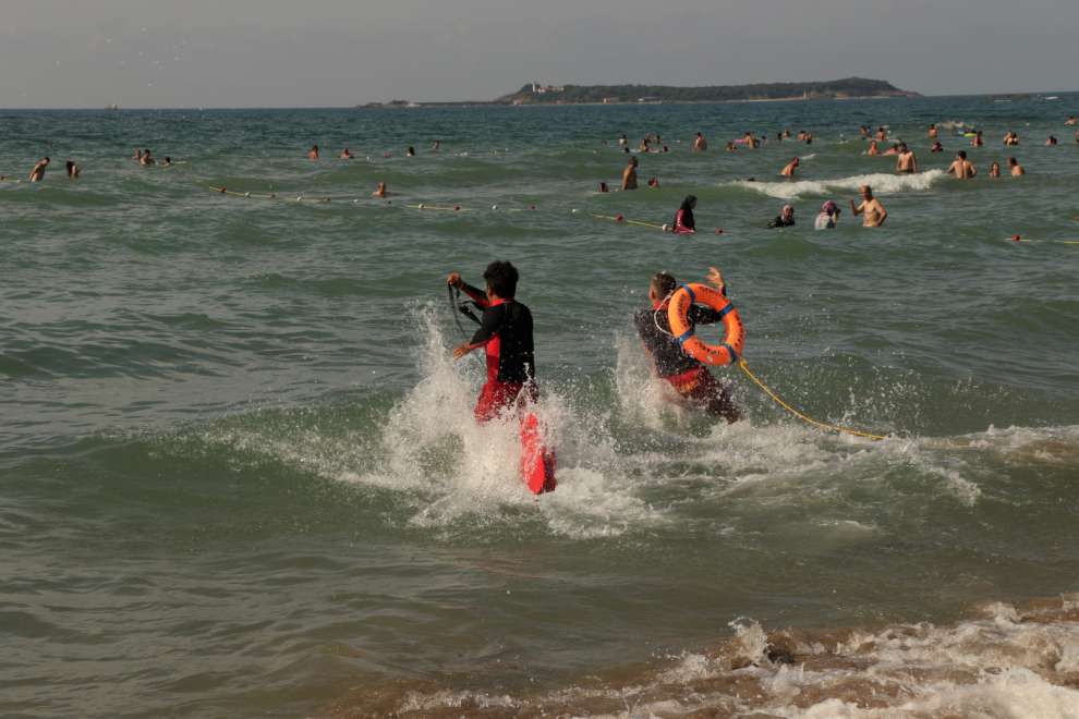 Kocaeli Büyükşehir Belediyesi sahillerde boğulma tehlikesi yaşayan ve fenalaşan vatandaşlara sağlık ve nakil hizmeti veriyor.