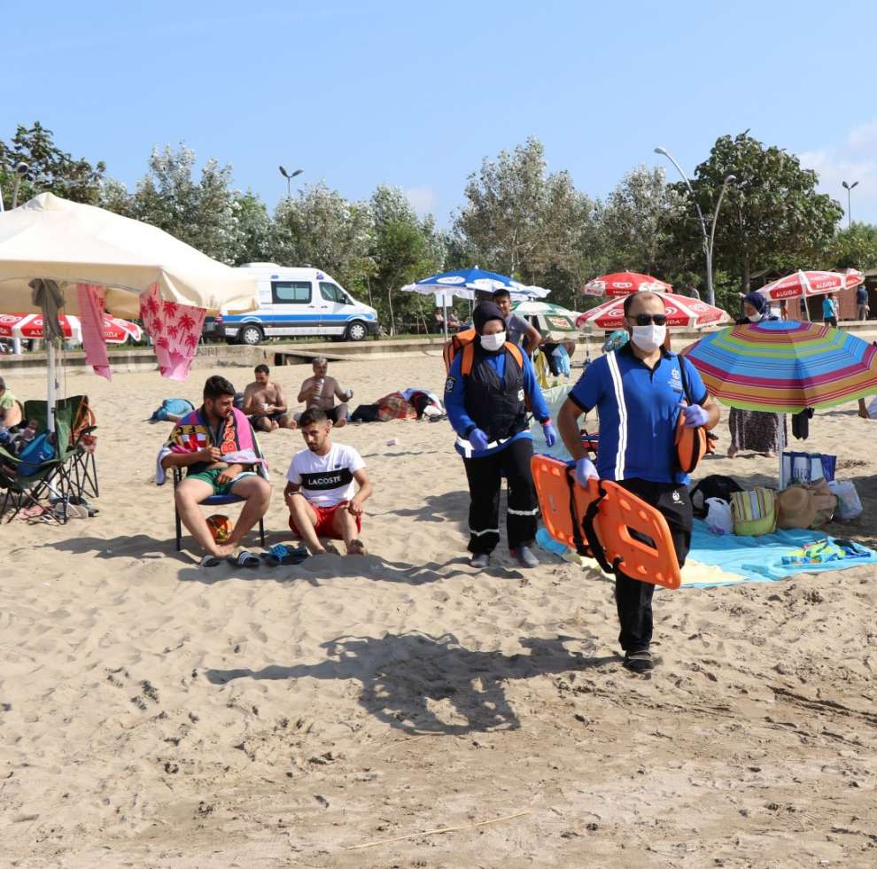 Kocaeli Büyükşehir Belediyesi sahillerde boğulma tehlikesi yaşayan ve fenalaşan vatandaşlara sağlık ve nakil hizmeti veriyor.