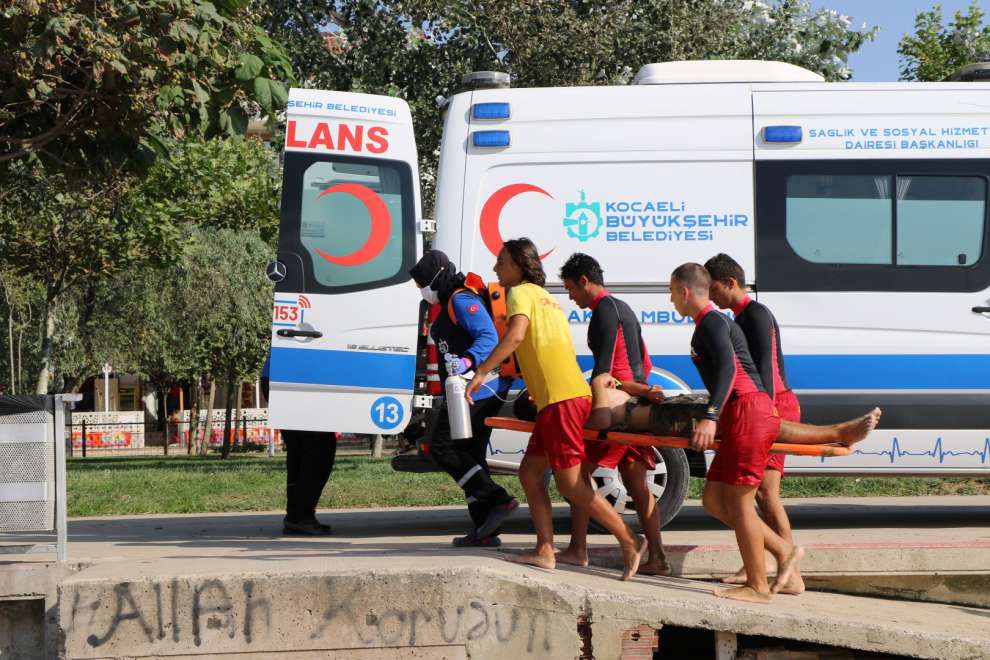 Kocaeli Büyükşehir Belediyesi sahillerde boğulma tehlikesi yaşayan ve fenalaşan vatandaşlara sağlık ve nakil hizmeti veriyor.