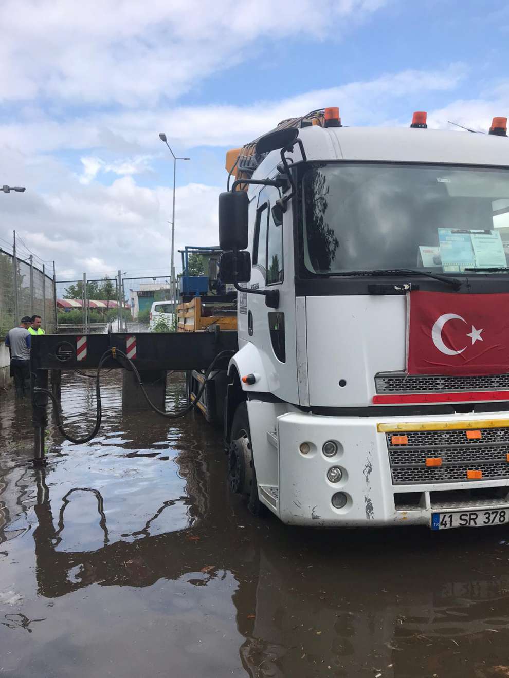 Kocaeli Büyükşehir Belediyesi ve İSU Genel Müdürlüğü ekiplerince alınan tedbirler ile birlikte büyük oranda olası taşkınların önüne geçildi.