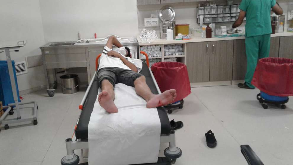 Kocaeli Büyükşehir Zabıtası, ayağı yaralı genci 112 Acil Sağlık Birimini meşgul etmeden kendi imkanlarıyla hastaneye ulaştırdı