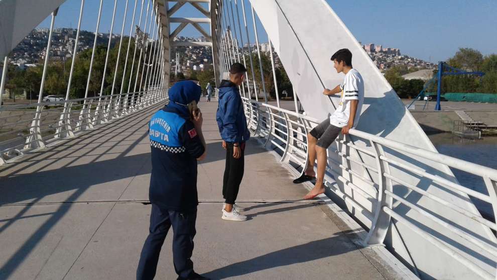 Kocaeli Büyükşehir Zabıtası, ayağı yaralı genci 112 Acil Sağlık Birimini meşgul etmeden kendi imkanlarıyla hastaneye ulaştırdı