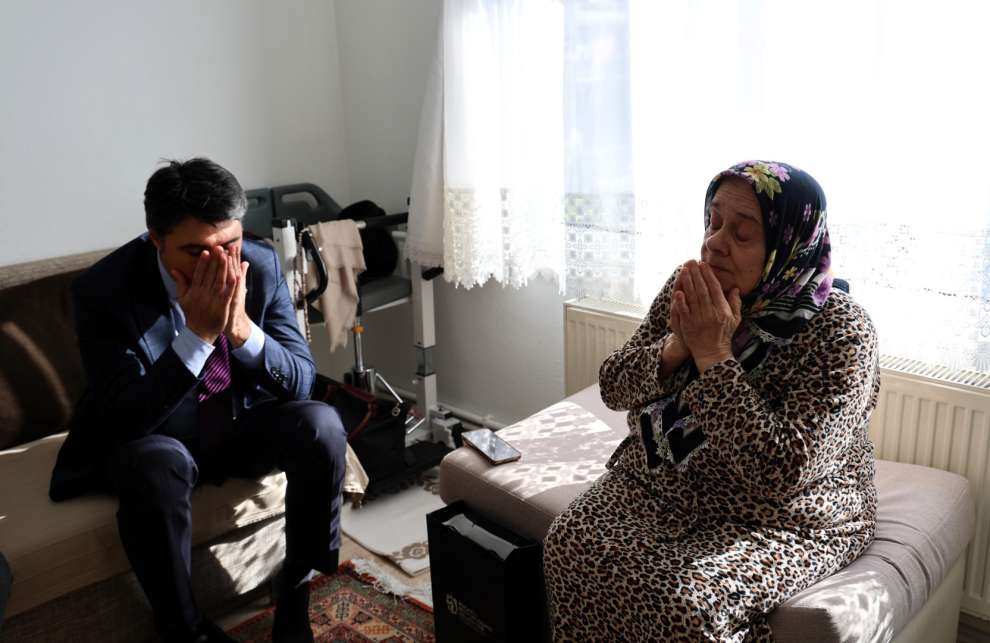 Kocaeli Büyükşehir acıları hafifletiyor