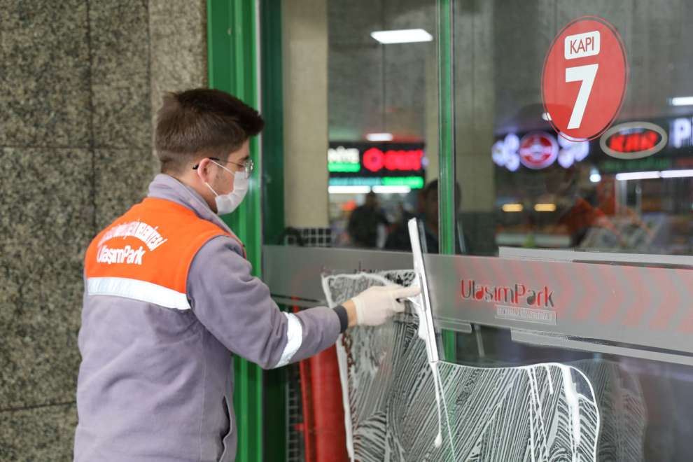 Kocaeli Şehirlerarası Otobüs Terminalinde temizlik ekipleriyle 24 saat temizlik yapıyor.