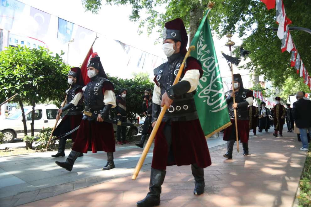 Kocaeli’de de Büyükşehir Belediyesi Mehteran Takımı, İzmit Yürüyüş Yolu’nda marşlar eşliğinde yürüyerek vatandaşlara doyumsuz bir konser verdi.