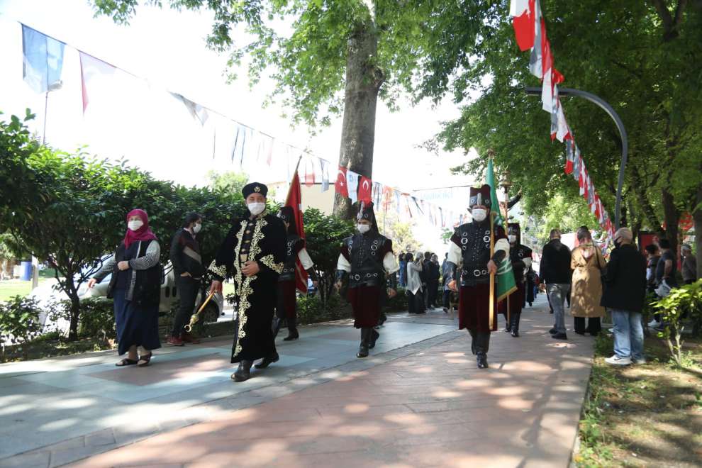 Kocaeli’de de Büyükşehir Belediyesi Mehteran Takımı, İzmit Yürüyüş Yolu’nda marşlar eşliğinde yürüyerek vatandaşlara doyumsuz bir konser verdi.